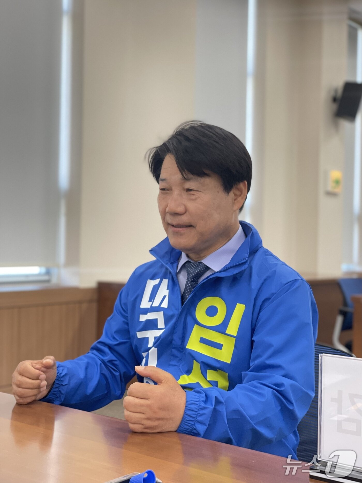 본문 이미지 - 임성무 대구교육감 후보가 최근 대구시선거관리위원회를 찾아 후보 등록을 하고 있다. (임성무 후보 캠프 제공. 재판매 및 DB 금지)/뉴스1