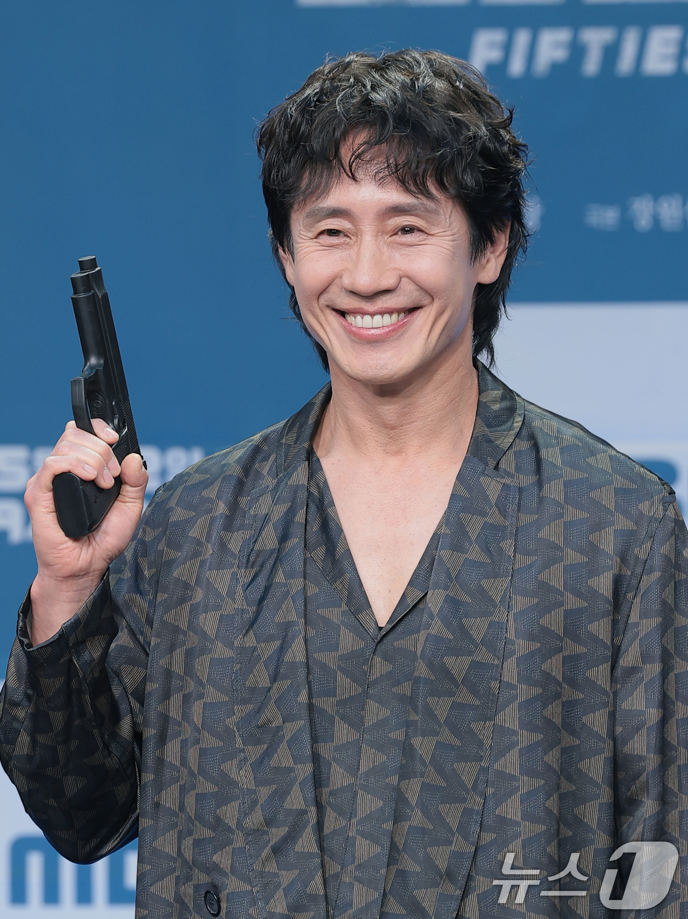 (서울=뉴스1) 권현진 기자 = 배우 신하균이 21일 서울 마포구 상암동 MBC에서 진행된 드라마 '오십프로' 제작발표회에 참석해 포즈를 취하고 있다.'오십프로'는 평범해 보여도 …