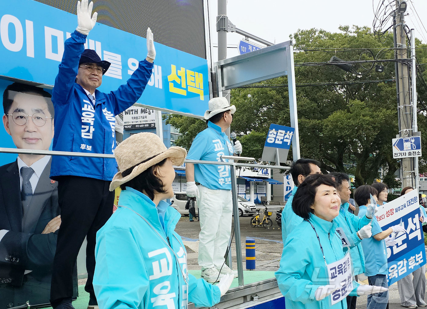 (제주=뉴스1) 오미란 기자 = 송문석 제주도교육감 후보가 공식 선거운동 첫날인 21일 오후 제주대학교 정문 앞에서 대학생들에게 지지를 호소하고 있다. 2026.5.21/뉴스1