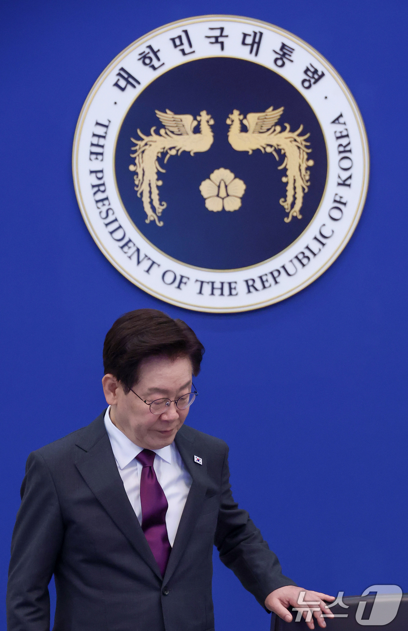 (서울=뉴스1) 이재명 기자 = 이재명 대통령이 21일 청와대에서 열린 수석보좌관회의에 입장하고 있다. (청와대통신사진기자단) 2026.5.21/뉴스1