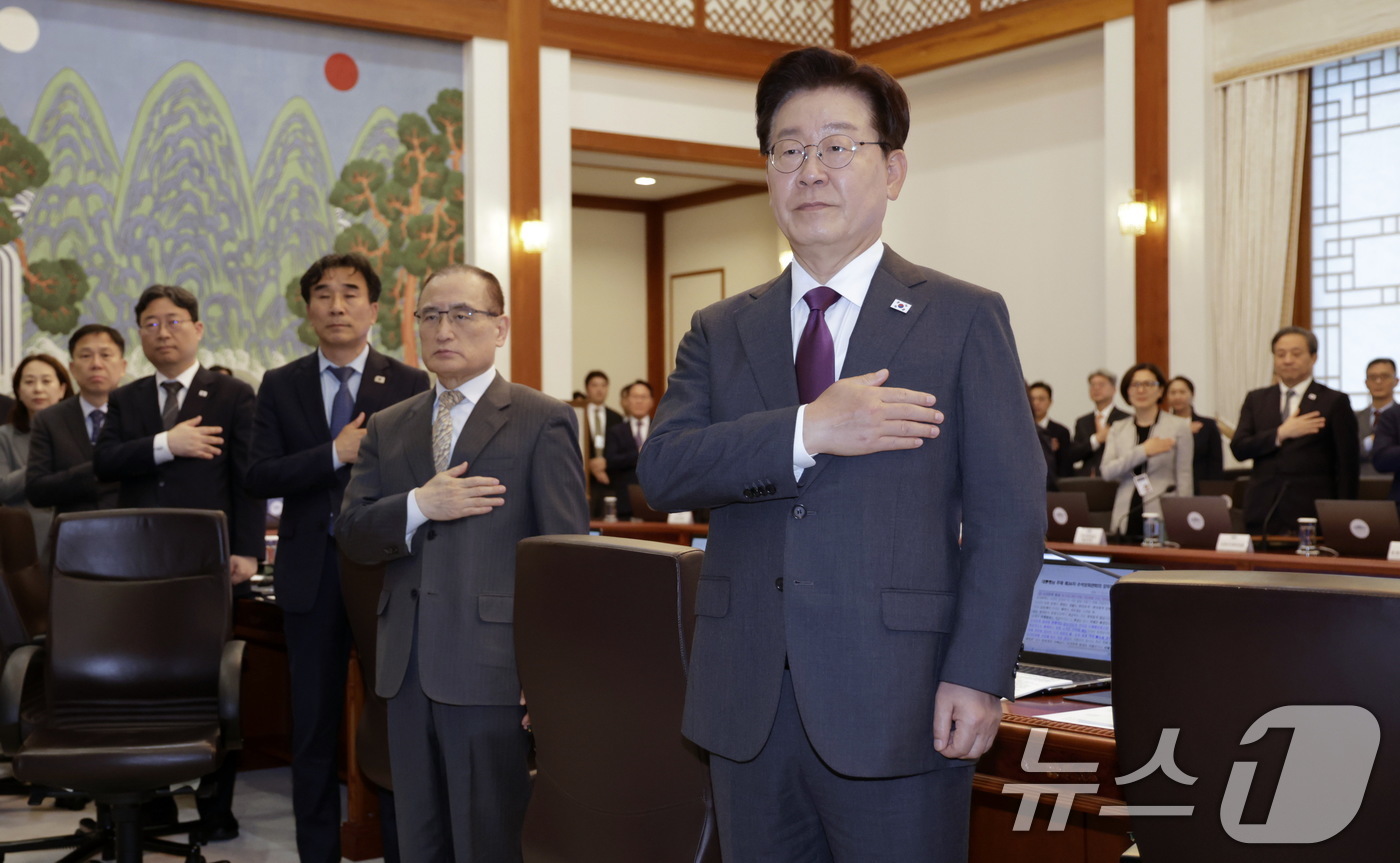 (서울=뉴스1) 이재명 기자 = 이재명 대통령이 21일 청와대에서 열린 수석보좌관회의에서 국민의례를 하고 있다. (청와대통신사진기자단) 2026.5.21/뉴스1