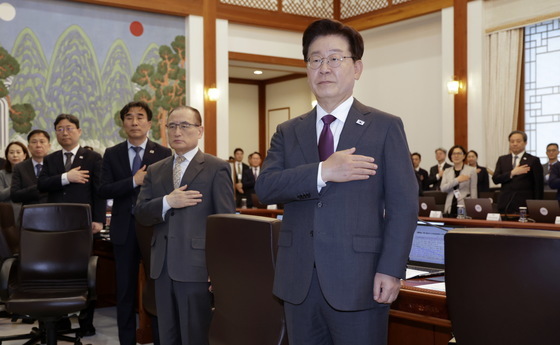 국민의례 하는 이재명 대통령