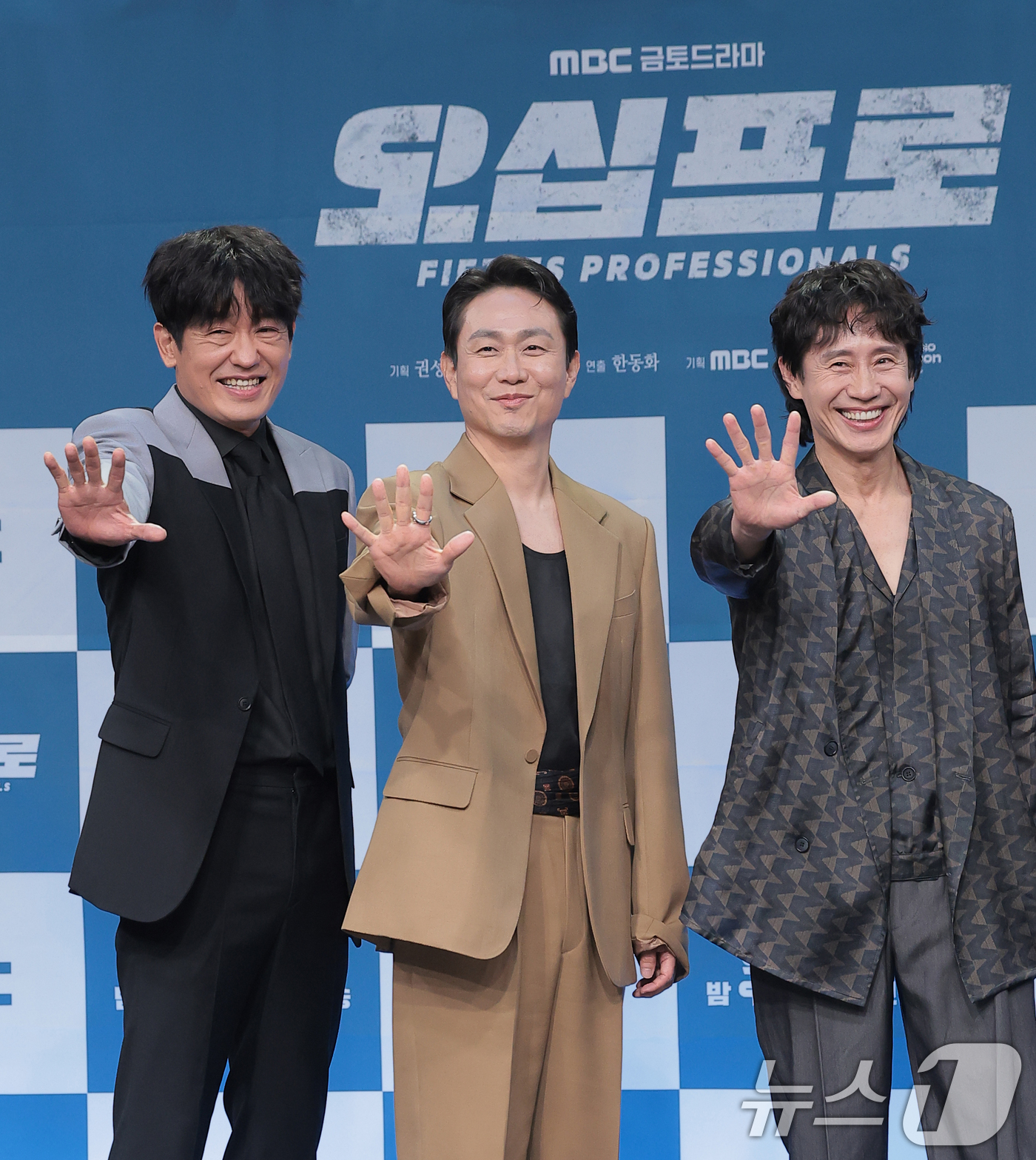 (서울=뉴스1) 권현진 기자 = 배우 허성태(왼쪽부터)와 오정세, 신하균이 21일 서울 마포구 상암동 MBC에서 진행된 드라마 '오십프로' 제작발표회에 참석해 포즈를 취하고 있다. …