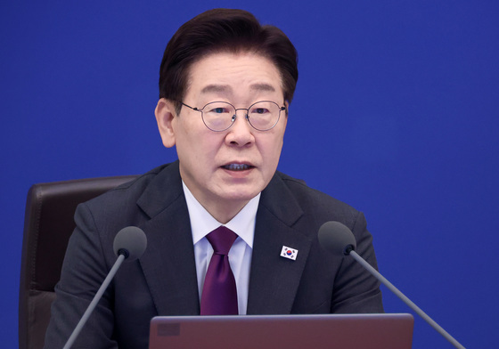 李대통령 "국가폭력범죄 미화 행위 강력 응징…반드시 뿌리 뽑아야"