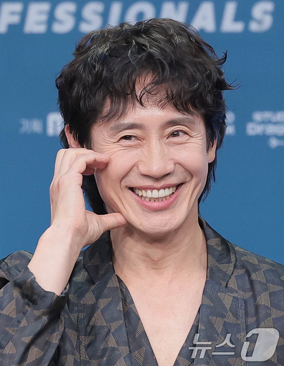 (서울=뉴스1) 권현진 기자 = 배우 신하균이 21일 서울 마포구 상암동 MBC에서 진행된 드라마 '오십프로' 제작발표회에 참석해 포즈를 취하고 있다.'오십프로'는 평범해 보여도 …