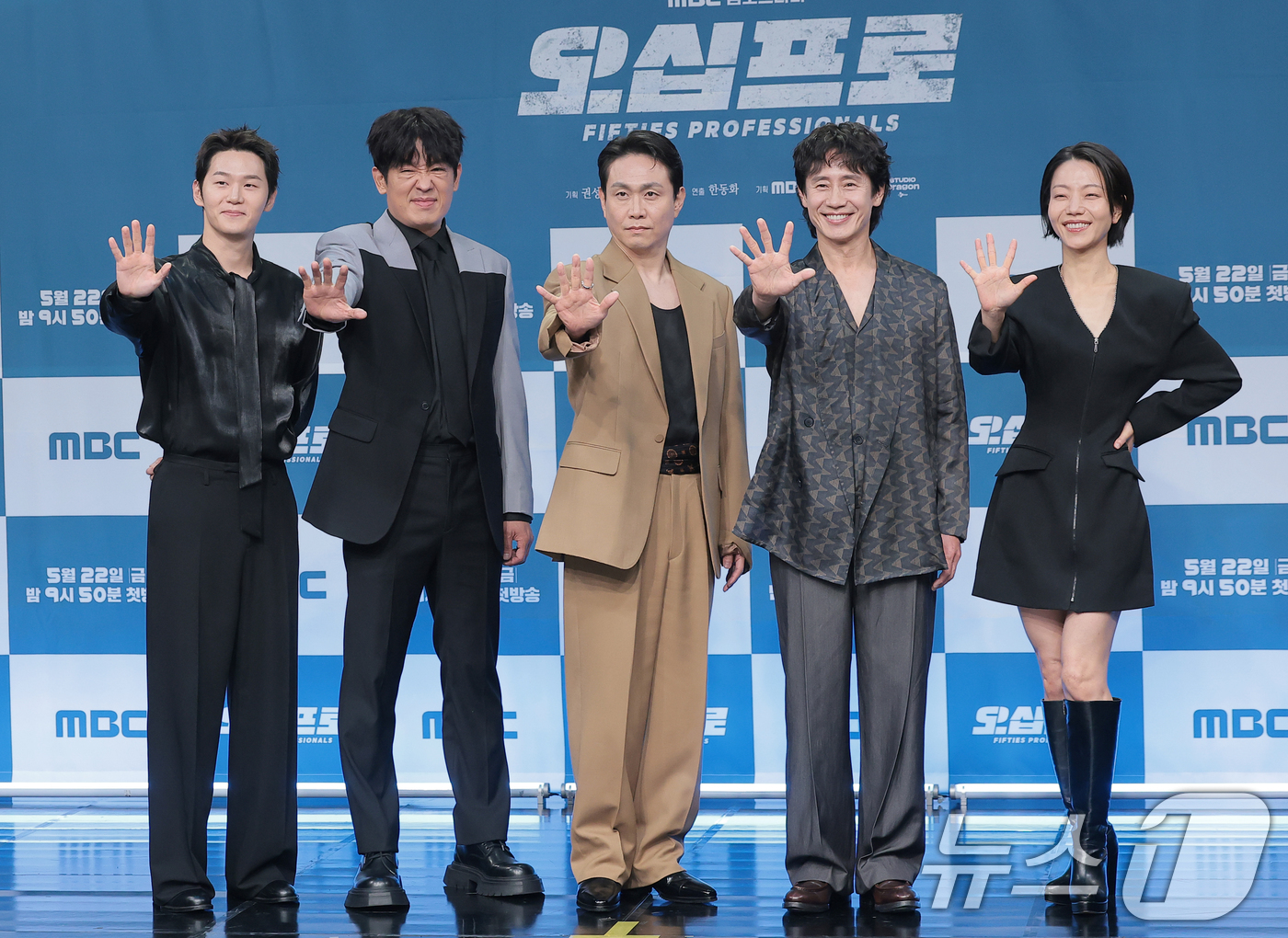 (서울=뉴스1) 권현진 기자 = 배우 이학주(왼쪽부터)와 허성태, 오정세, 신하균, 김신록이 21일 서울 마포구 상암동 MBC에서 진행된 드라마 '오십프로' 제작발표회에 참석해 포 …