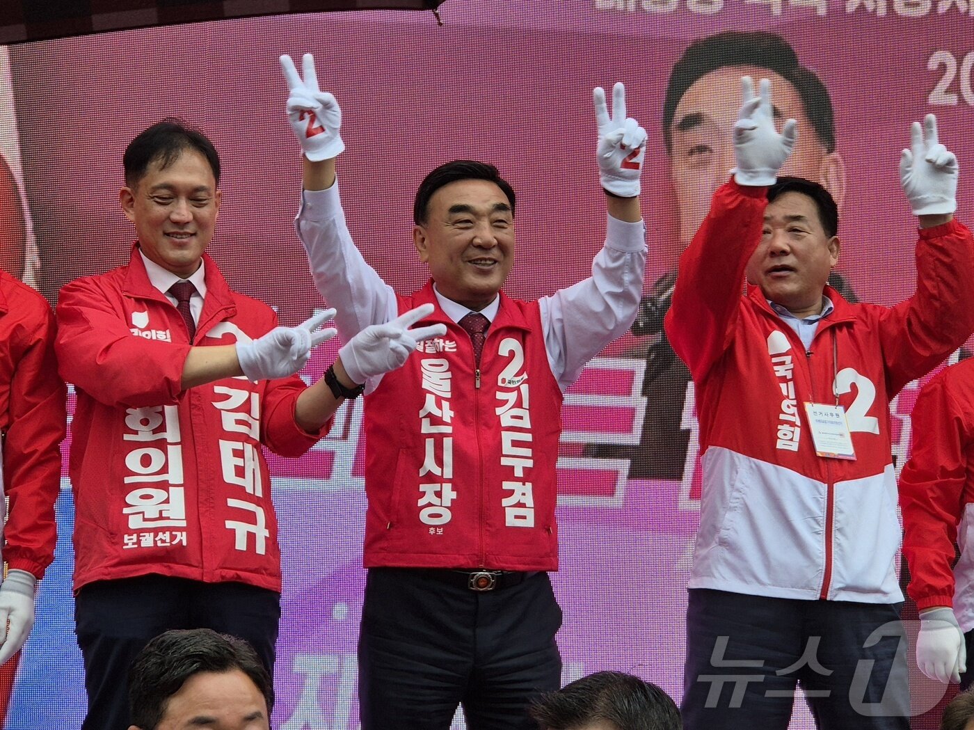 본문 이미지 - 국민의힘 김두겸 울산시장 후보(가운데)가 공식 선거운동 첫날인 21일 울산 남구 태화로터리에서 출정식을 갖고 음악에 맞춰 율동을 선보이고 있다. 2026.5.21 ⓒ 뉴스1 박정현 기자