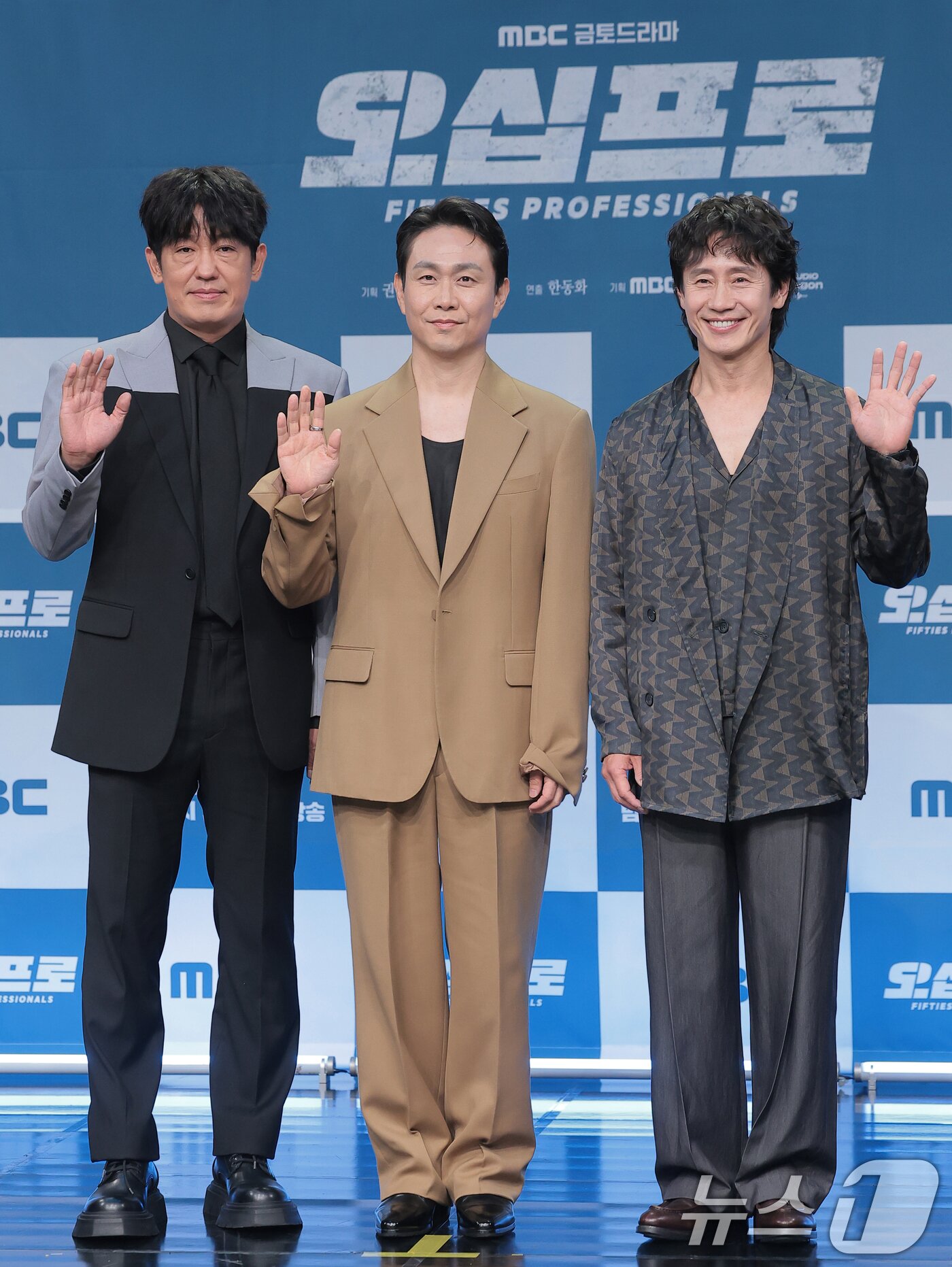 본문 이미지 - 배우 허성태(왼쪽부터)와 오정세, 신하균이 21일 서울 마포구 상암동 MBC에서 진행된 드라마 '오십프로' 제작발표회에 참석해 포즈를 취하고 있다. '오십프로'는 평범해 보여도 끗발 좀 날리던 세 남자가 운명에 의해 다시 움직이게 되는 이야기로, 세상에 치이고 몸은 녹슬었을지언정 의리와 본능만은 여전한 인생의 50%를 달려온 진짜 프로들의 짠물 액션 코미디다. 2026.5.21 ⓒ 뉴스1 권현진 기자