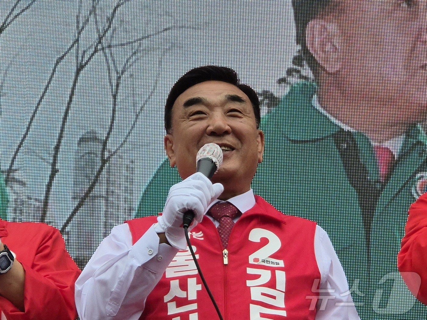 (울산=뉴스1) 박정현 기자 = 김두겸 국민의힘 울산시장 후보가 공식 선거운동 첫날인 21일 울산 남구 태화로터리에서 열린 출정식에서 발언하고 있다. 2026.5.21/뉴스1