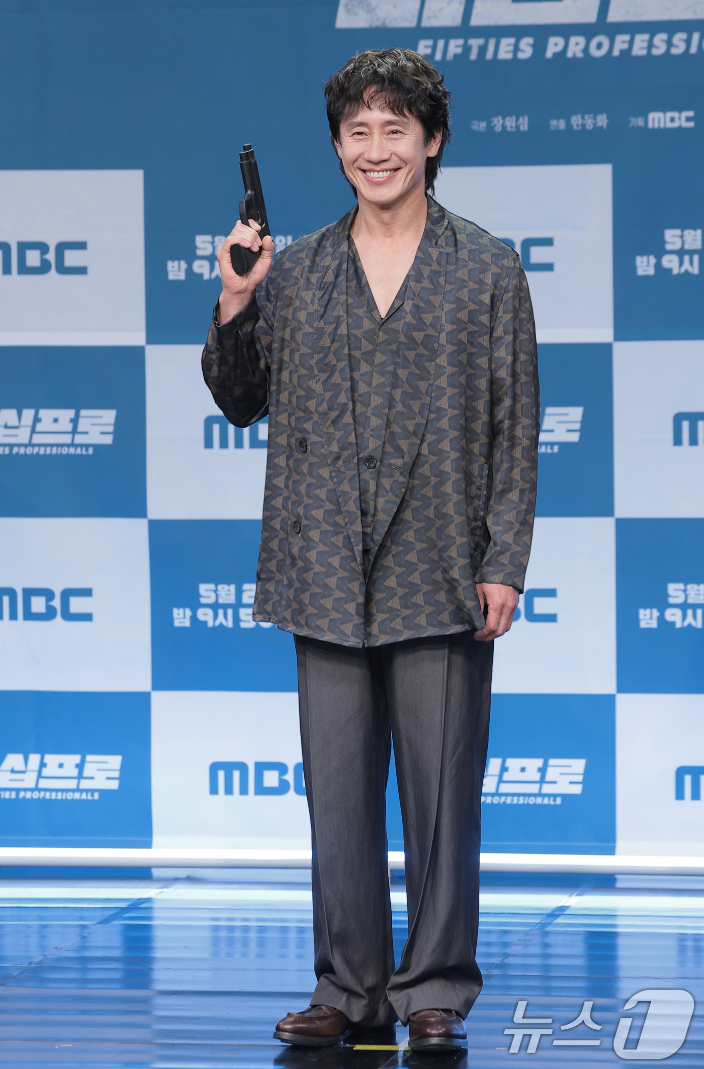 (서울=뉴스1) 권현진 기자 = 배우 신하균이 21일 서울 마포구 상암동 MBC에서 진행된 드라마 '오십프로' 제작발표회에 참석해 포즈를 취하고 있다.'오십프로'는 평범해 보여도 …