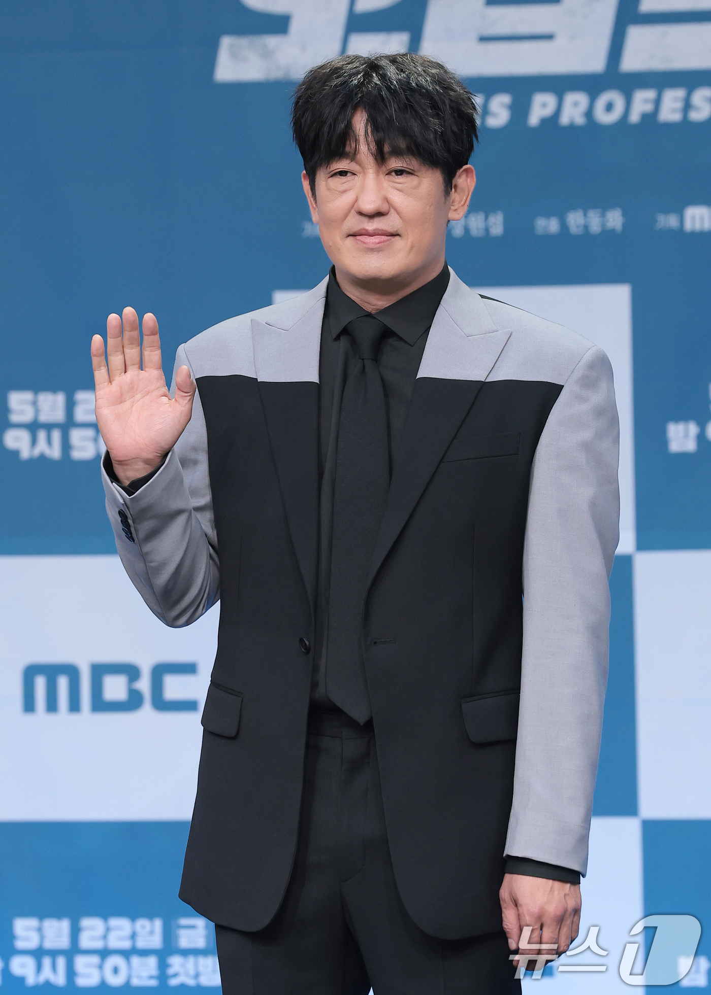 (서울=뉴스1) 권현진 기자 = 배우 허성태가 21일 서울 마포구 상암동 MBC에서 진행된 드라마 '오십프로' 제작발표회에 참석해 포즈를 취하고 있다.'오십프로'는 평범해 보여도 …