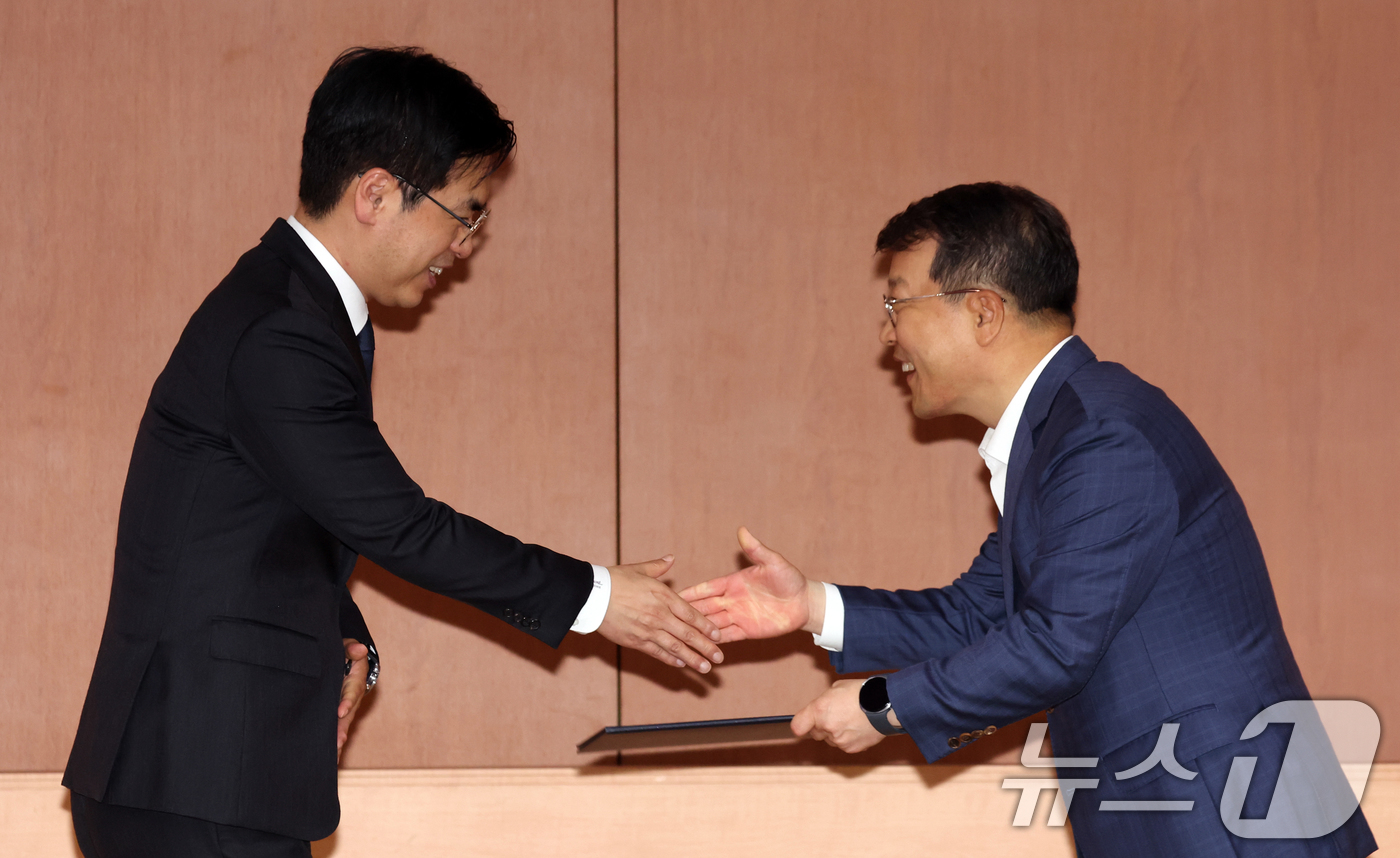(서울=뉴스1) 김명섭 기자 = 김민재 행정안전부 차관이 21일 서울 종로구 정부서울청사 별관에서 열린 제7기 공공데이터분쟁조정위원회 위촉식에서 김일환 위원장에게 위촉장을 전달하고 …