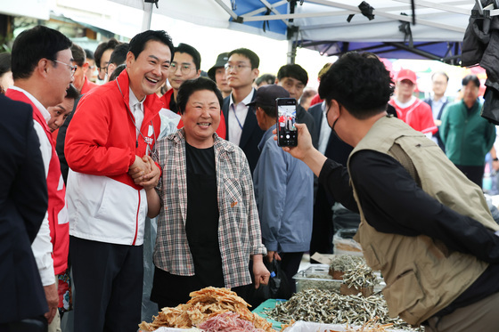 지지자들과 기념 촬영하는 장동혁 대표