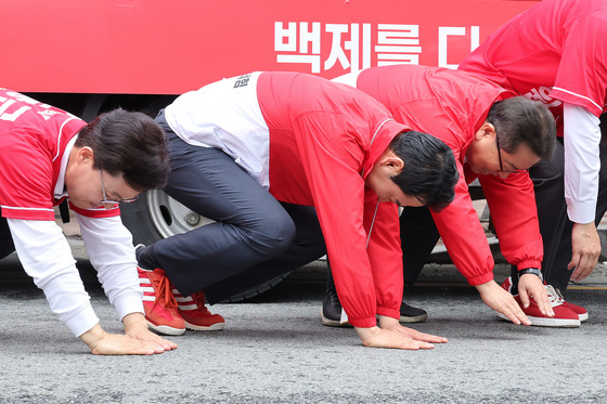 시민들에게 절하는 장동혁