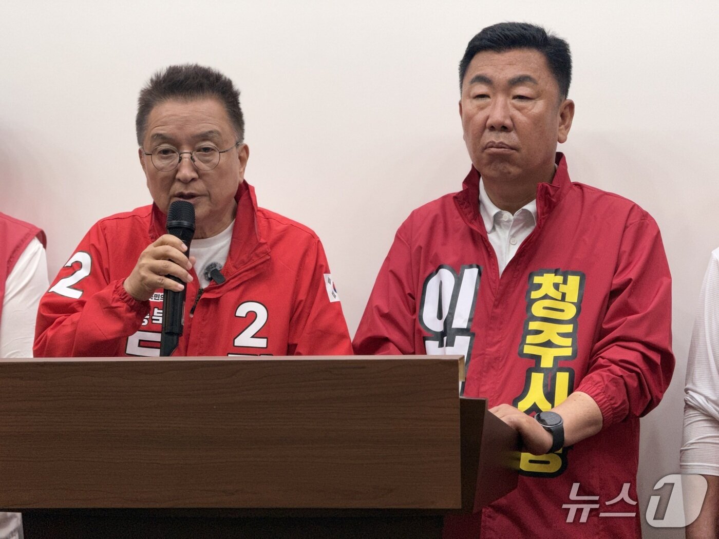 본문 이미지 - 김영환 국민의힘 충북지사 후보와 이범석 청주시장 후보가 21일 도청 브리핑룸에서 공동 공약을 발표하고 있다.