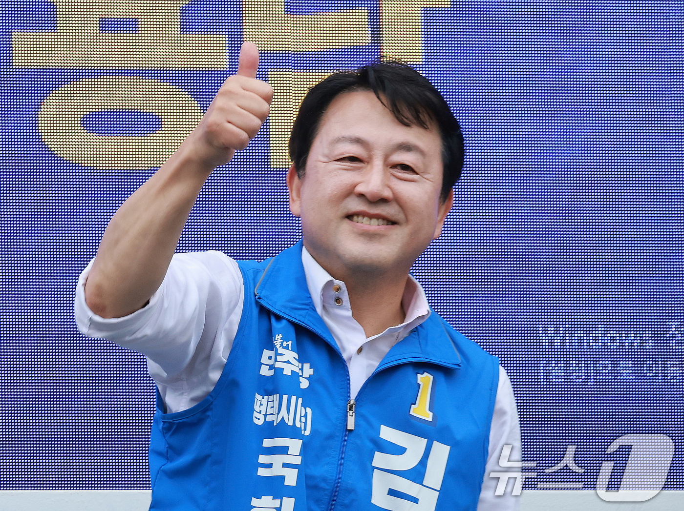 (평택=뉴스1) 임세영 기자 = 김용남 더불어민주당 경기평택을 국회의원 재선거 후보가 21일 경기도 평택시 안중시장 앞에서 열린 공식선거운동 출정식에서 엄지를 들어올리고 있다. 2 …
