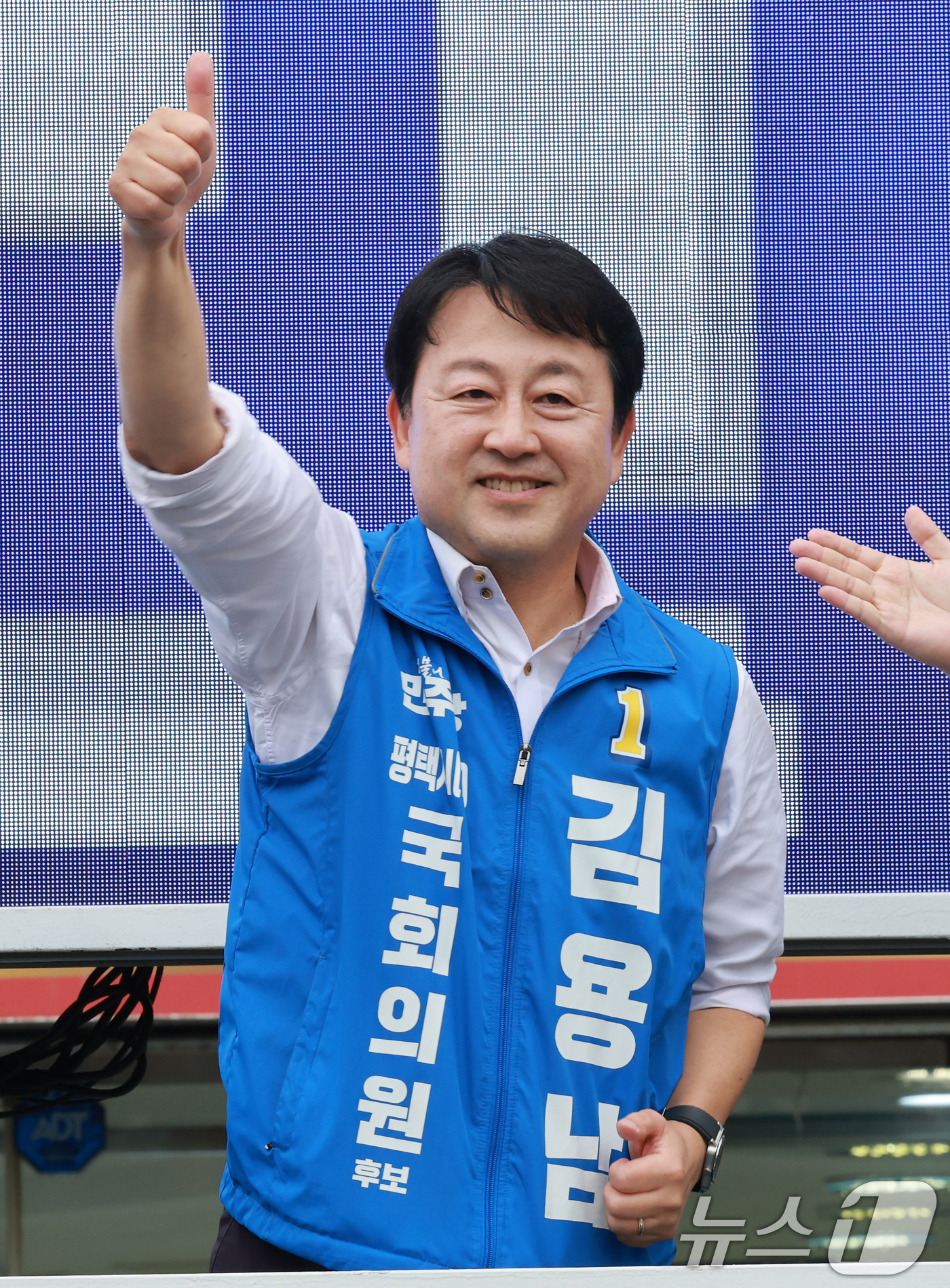 (평택=뉴스1) 임세영 기자 = 김용남 더불어민주당 경기평택을 국회의원 재선거 후보가 21일 경기도 평택시 안중시장 앞에서 열린 공식선거운동 출정식에서 엄지를 들어올리고 있다. 2 …