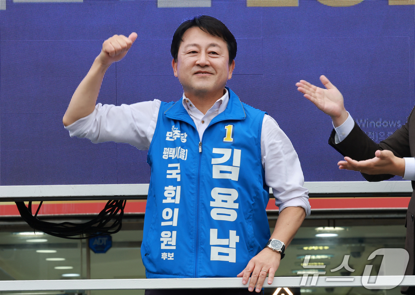 (평택=뉴스1) 임세영 기자 = 김용남 더불어민주당 경기평택을 국회의원 재선거 후보가 21일 경기도 평택시 안중시장 앞에서 열린 공식선거운동 출정식에서 엄지를 들어올리고 있다. 2 …