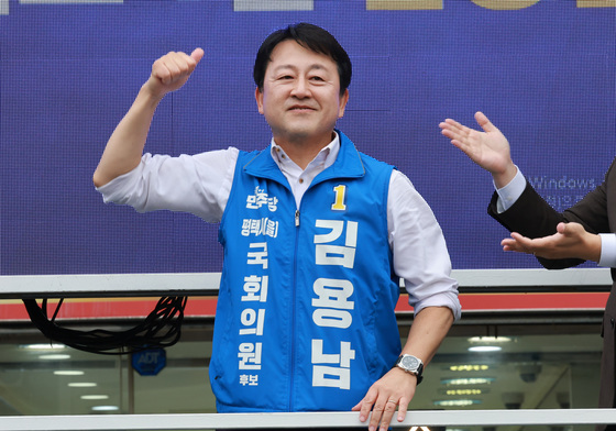 선거운동하는 김용남 민주당 후보