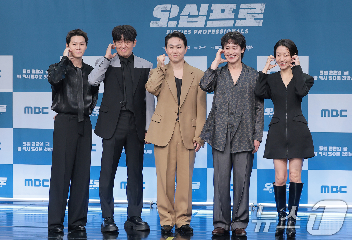 (서울=뉴스1) 권현진 기자 = 배우 이학주(왼쪽부터)와 허성태, 오정세, 신하균, 김신록이 21일 서울 마포구 상암동 MBC에서 진행된 드라마 '오십프로' 제작발표회에 참석해 포 …