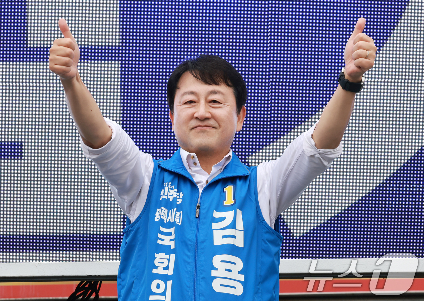 (평택=뉴스1) 임세영 기자 = 김용남 더불어민주당 경기평택을 국회의원 재선거 후보가 21일 경기도 평택시 안중시장 앞에서 열린 공식선거운동 출정식에서 엄지를 들어올리고 있다. 2 …
