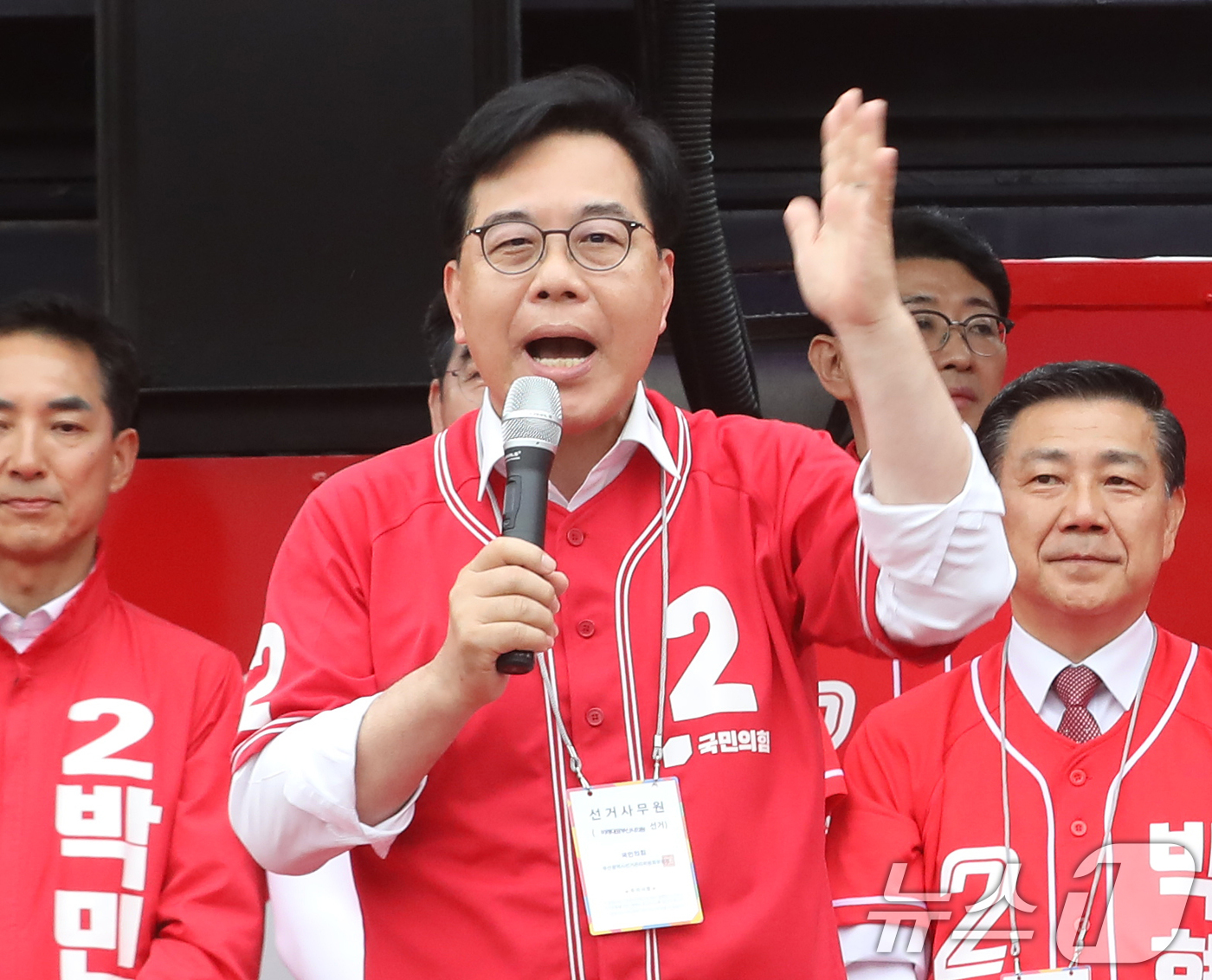 (부산=뉴스1) 윤일지 기자 = 송언석 국민의힘 원내대표가 21일 오후 부산 동구 부산역 광장에서 열린 박형준 부산시장 후보 부산승리 합동 출정식에서 유세차에 올라 지원유세를 하고 …