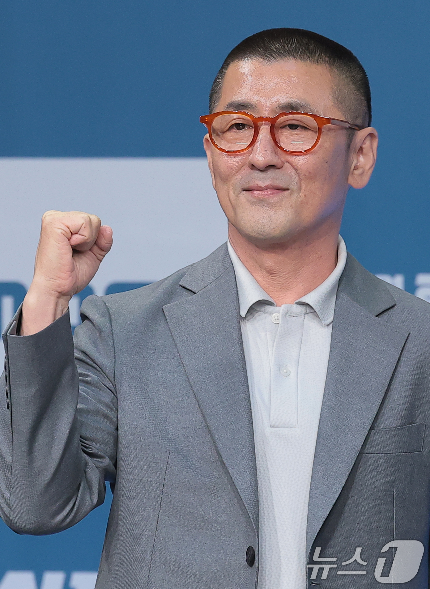 (서울=뉴스1) 권현진 기자 = 한동화 감독이 21일 서울 마포구 상암동 MBC에서 진행된 드라마 '오십프로' 제작발표회에 참석해 포즈를 취하고 있다.'오십프로'는 평범해 보여도 …