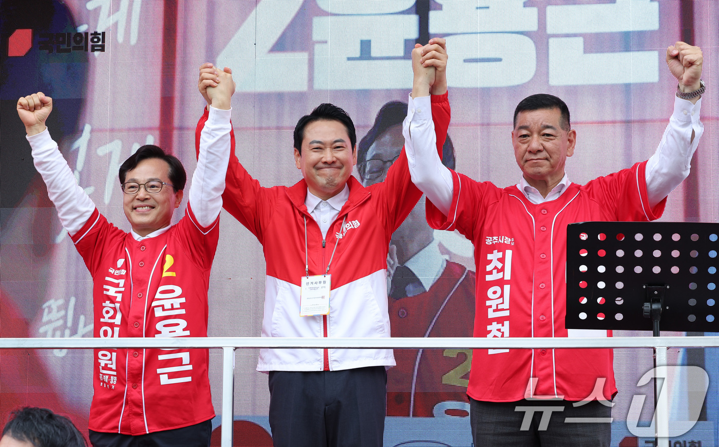 (공주=뉴스1) 신웅수 기자 = 장동혁 국민의힘 대표가 6·3 지방선거 공식 선거운동이 시작된 21일 충남 공주시 공주산성시장을 찾아 윤용근 충남 공주시부여군청양군 국회의원 후보, …