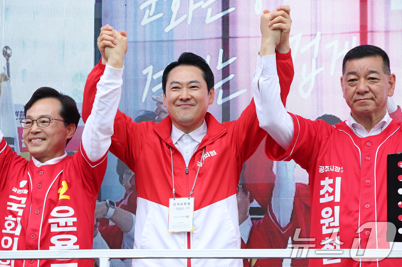 (공주=뉴스1) 신웅수 기자 = 장동혁 국민의힘 대표가 6·3 지방선거 공식 선거운동이 시작된 21일 충남 공주시 공주산성시장을 찾아 윤용근 충남 공주시부여군청양군 국회의원 후보, …