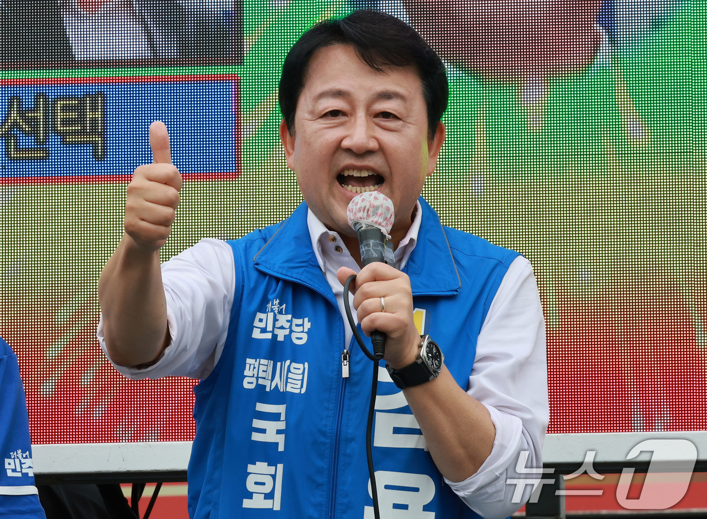 (평택=뉴스1) 임세영 기자 = 김용남 더불어민주당 경기평택을 국회의원 재선거 후보가 21일 경기도 평택시 안중시장 앞에서 열린 공식선거운동 출정식에서 발언을 하고 있다. 2026 …