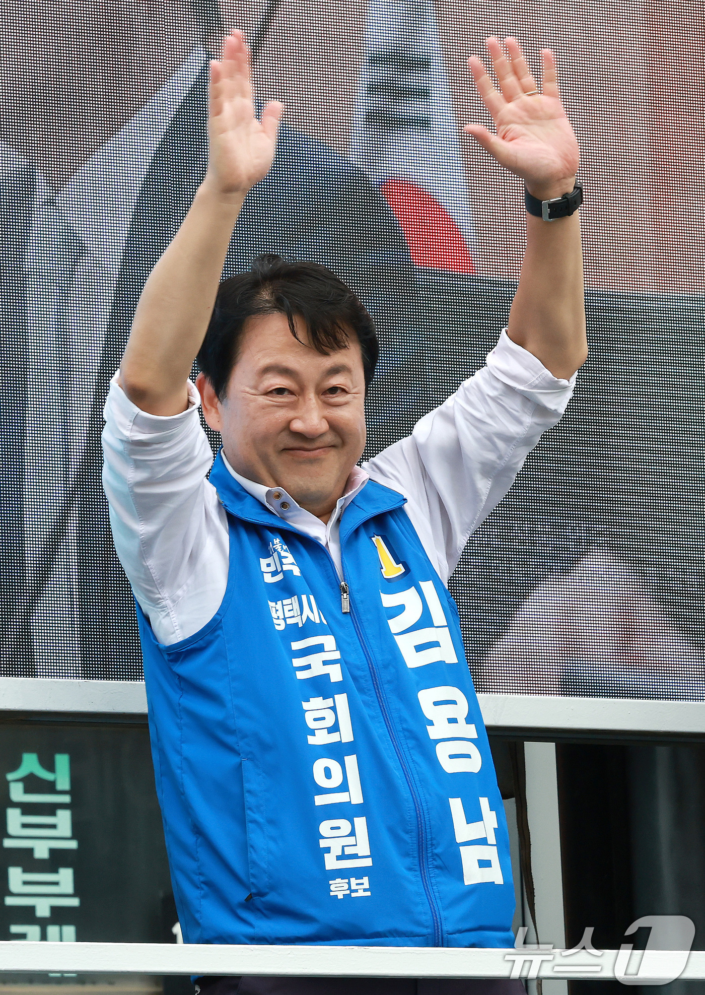 (평택=뉴스1) 임세영 기자 = 김용남 더불어민주당 경기평택을 국회의원 재선거 후보가 21일 경기도 평택시 안중시장 앞에서 열린 공식선거운동 출정식에서 손을 흔들고 있다. 2026 …