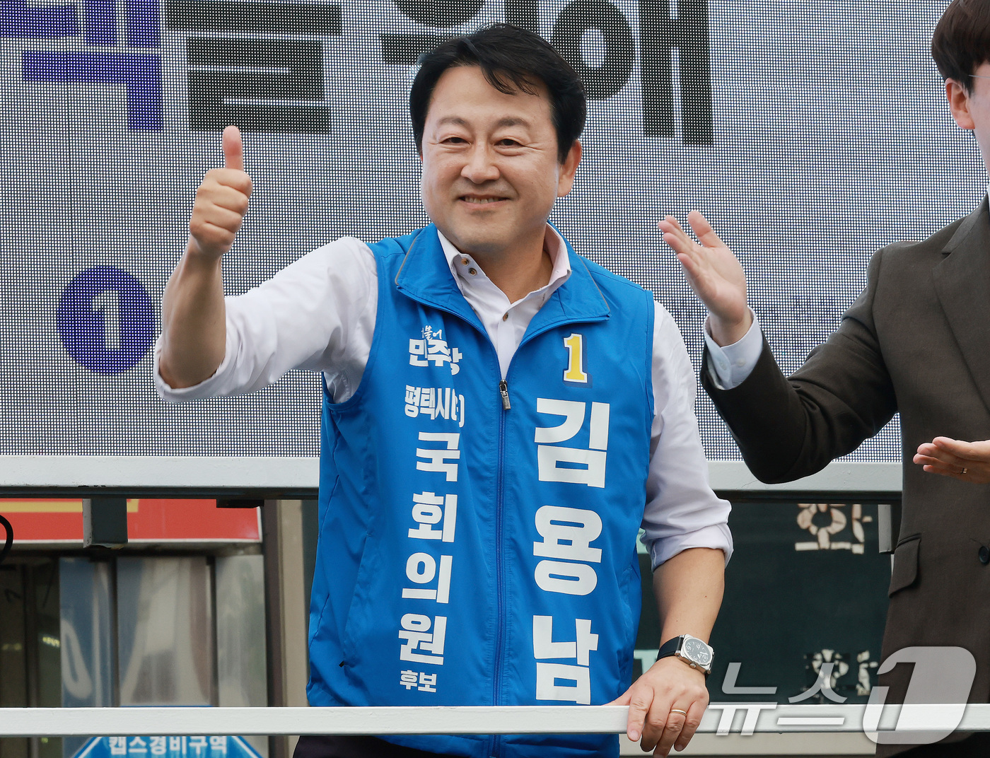 (평택=뉴스1) 임세영 기자 = 김용남 더불어민주당 경기평택을 국회의원 재선거 후보가 21일 경기도 평택시 안중시장 앞에서 열린 공식선거운동 출정식에서 엄지를 들어올리고 있다. 2 …