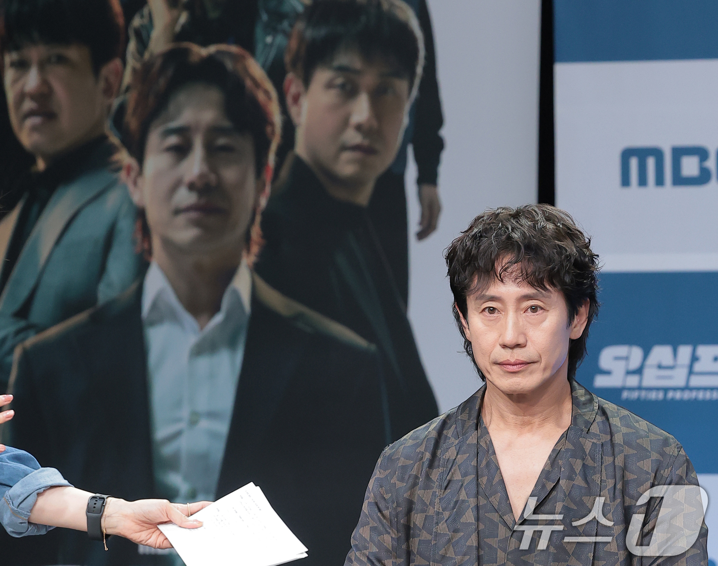 (서울=뉴스1) 권현진 기자 = 배우 신하균이 21일 서울 마포구 상암동 MBC에서 진행된 드라마 '오십프로' 제작발표회에 참석해 매력을 발산하고 있다.'오십프로'는 평범해 보여도 …