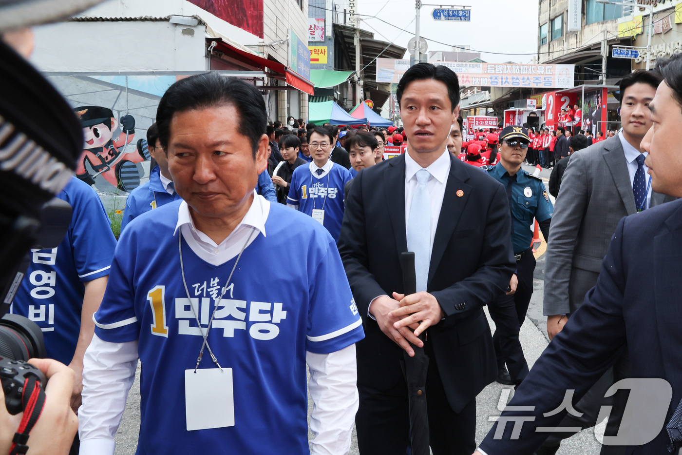 (공주=뉴스1) 신웅수 기자 = 정청래 더불어민주당 대표가 6·3 지방선거 공식 선거운동이 시작된 21일 충남 공주시 공주산성시장을 찾아 각각 지원유세를 하던 중 장동혁 국민의힘 …