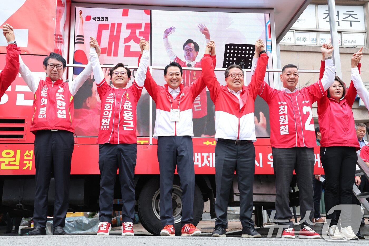 본문 이미지 - 장동혁 국민의힘 대표가 6·3 지방선거 공식 선거운동이 시작된 21일 충남 공주시 공주산성시장을 찾아 윤용근 충남 공주시부여군청양군 국회의원 후보, 최원철 공주시장 후보와 함께 시민들에게 지지를 호소하고 있다. 2026.5.21 ⓒ 뉴스1 신웅수 기자