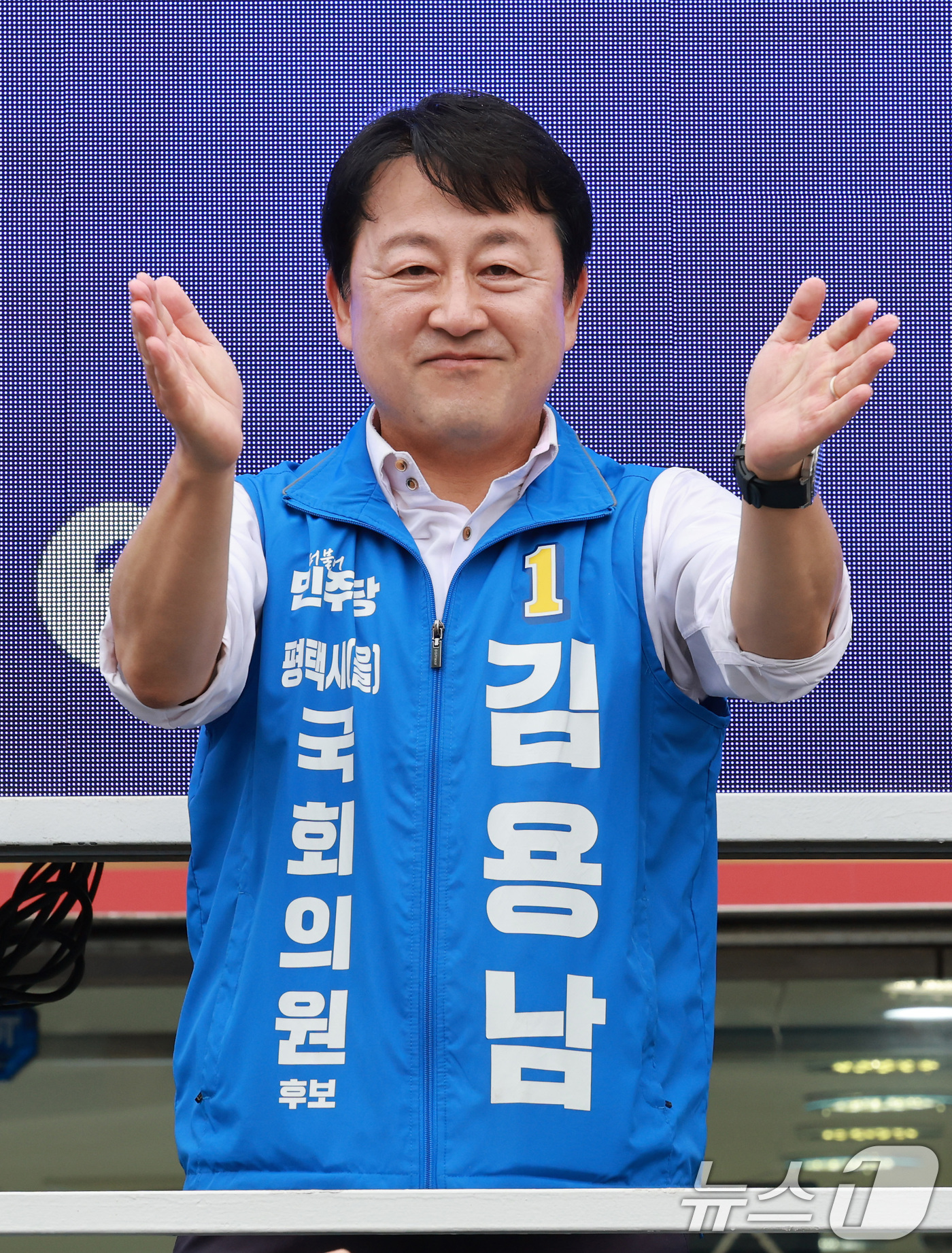 (평택=뉴스1) 임세영 기자 = 김용남 더불어민주당 경기평택을 국회의원 재선거 후보가 21일 경기도 평택시 안중시장 앞에서 열린 공식선거운동 출정식에서 박수를 치고 있다. 2026 …