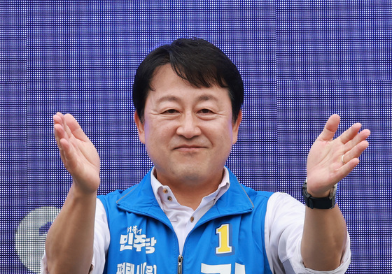 박수 치는 김용남 민주당 후보