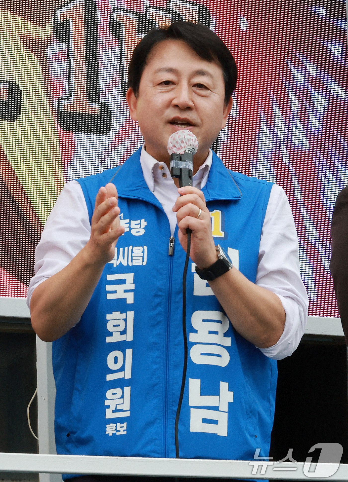 (평택=뉴스1) 임세영 기자 = 김용남 더불어민주당 경기평택을 국회의원 재선거 후보가 21일 경기도 평택시 안중시장 앞에서 열린 공식선거운동 출정식에서 발언을 하고 있다. 2026 …