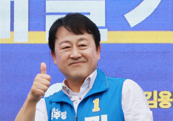 선거운동 출정식 갖는 김용남 후보