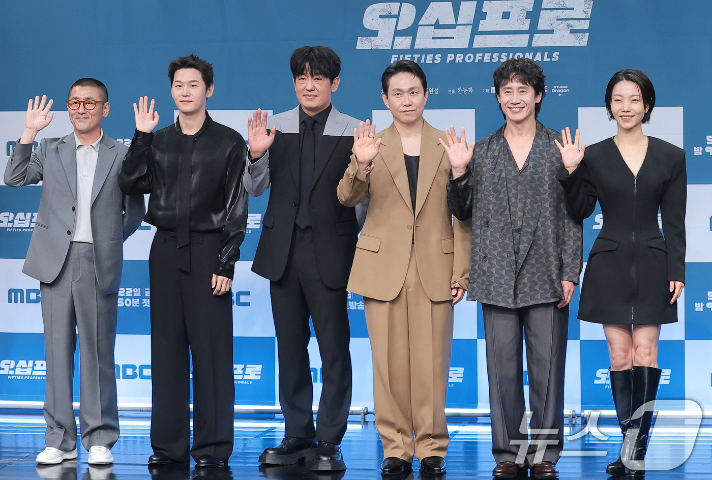 (서울=뉴스1) 권현진 기자 = 한동화 감독(왼쪽부터)과 배우 이학주, 허성태, 오정세, 신하균, 김신록이 21일 서울 마포구 상암동 MBC에서 진행된 드라마 '오십프로' 제작발표 …