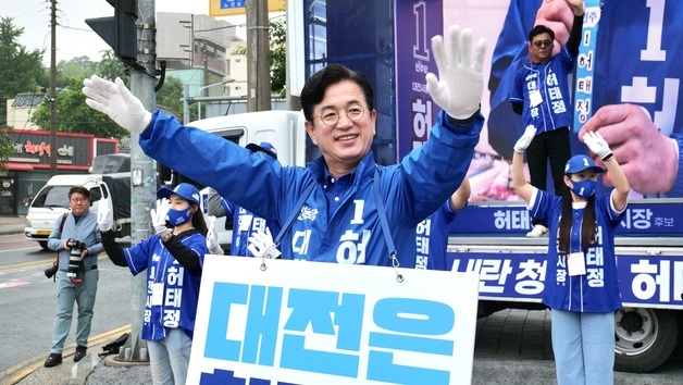 대전시장 후보들 선거운동 첫날 일제히 '출정식'…필승 의지 다져