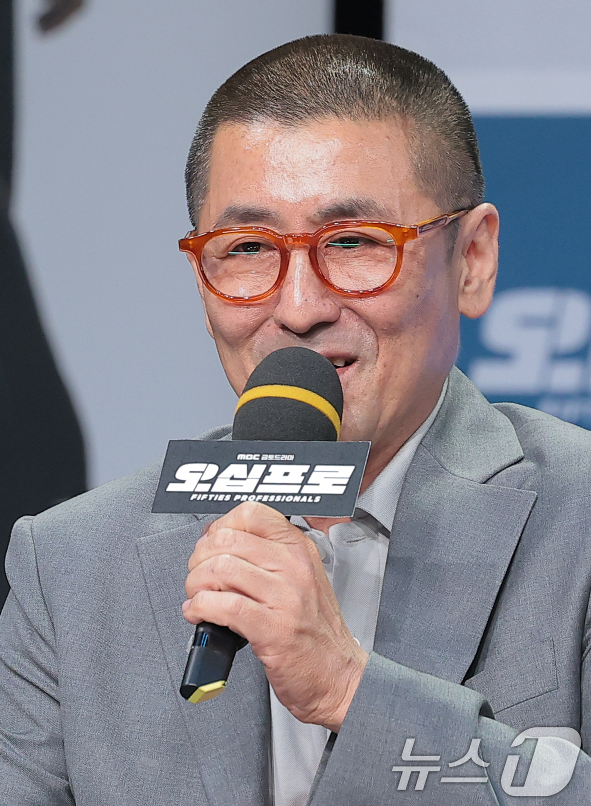 (서울=뉴스1) 권현진 기자 = 한동화 감독이 21일 서울 마포구 상암동 MBC에서 진행된 드라마 '오십프로' 제작발표회에 참석해 인사말을 하고 있다.'오십프로'는 평범해 보여도 …