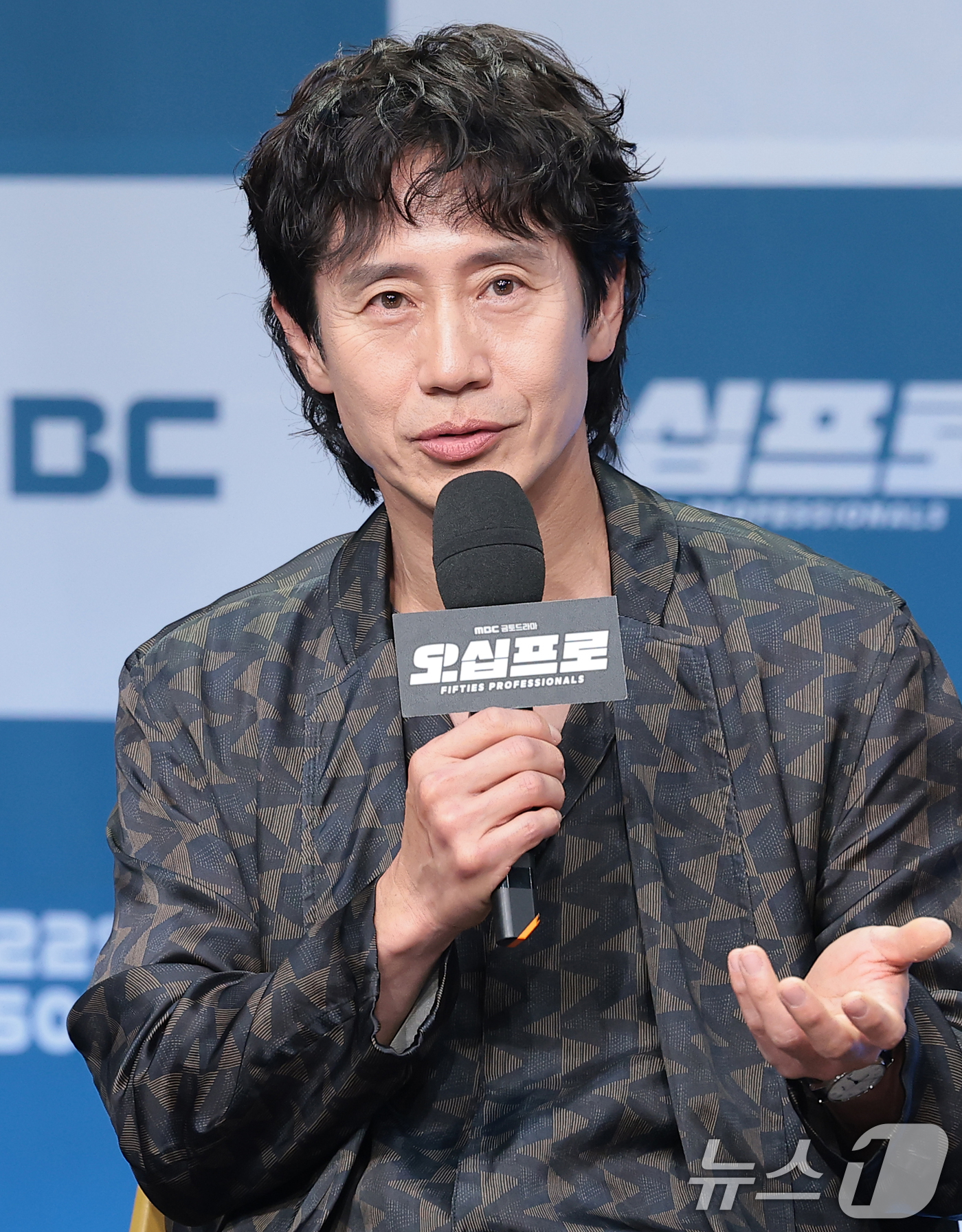 (서울=뉴스1) 권현진 기자 = 배우 신하균이 21일 서울 마포구 상암동 MBC에서 진행된 드라마 '오십프로' 제작발표회에 참석해 인사말을 하고 있다.'오십프로'는 평범해 보여도 …
