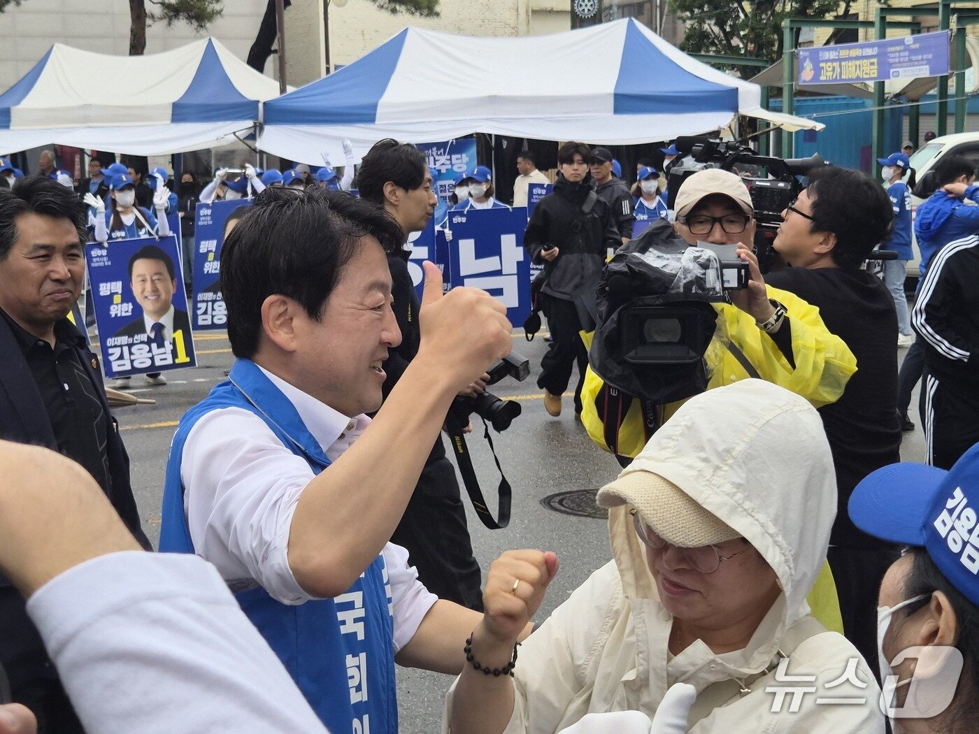 본문 이미지 -  김용남 더불어민주당 평택을 국회의원 재선거 후보가 21일 오후 경기 평택시 안중읍 안중시장에서 공식선거운동 출정식을 열고 지지자들과 하이파이브를 하고 있다. 2026.5.21/뉴스1 ⓒ 뉴스1 김기현 기자 