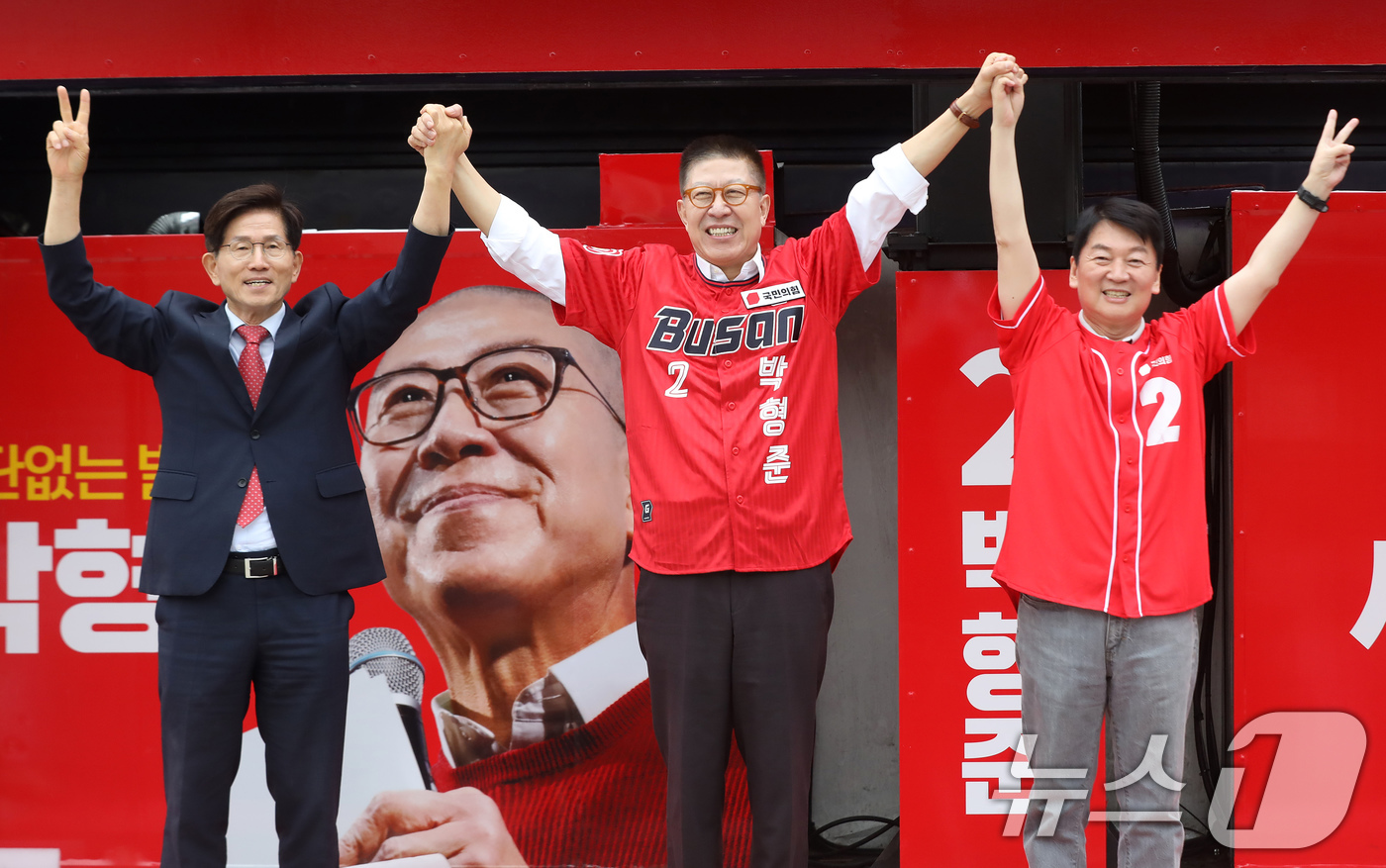 (부산=뉴스1) 윤일지 기자 = 박형준 국민의힘 부산시장 후보와 김문수·안철수 명예선대위원장이 6·3 지방선거 및 국회의원 재보궐선거 공식 선거운동 첫날인 21일 오후 부산 동구 …