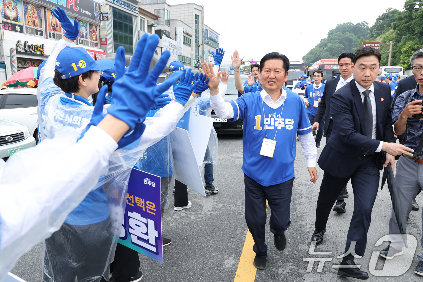 (공주=뉴스1) 신웅수 기자 = 정청래 더불어민주당 대표가 6·3 지방선거 공식 선거운동이 시작된 21일 충남 공주시 공주산성시장을 찾아 선거사무원들을 격려하고 있다. 2026.5 …