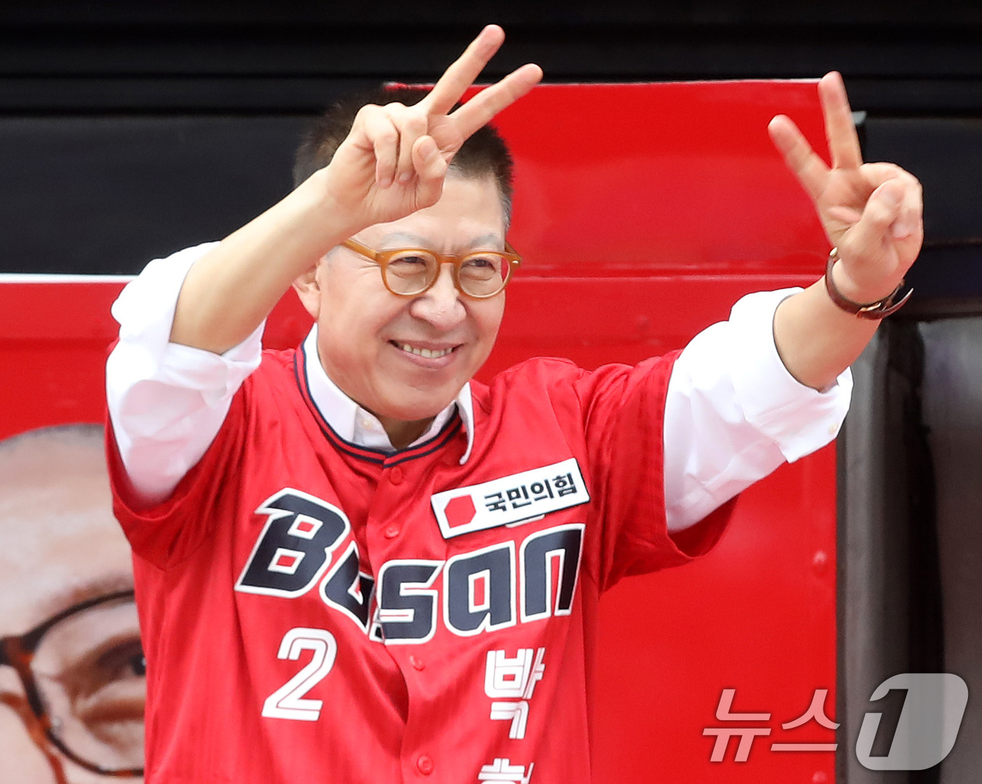 (부산=뉴스1) 윤일지 기자 = 박형준 국민의힘 부산시장 후보가 6·3 지방선거 및 국회의원 재보궐선거 공식 선거운동 첫날인 21일 오후 부산 동구 부산역 광장에서 열린 부산승리 …