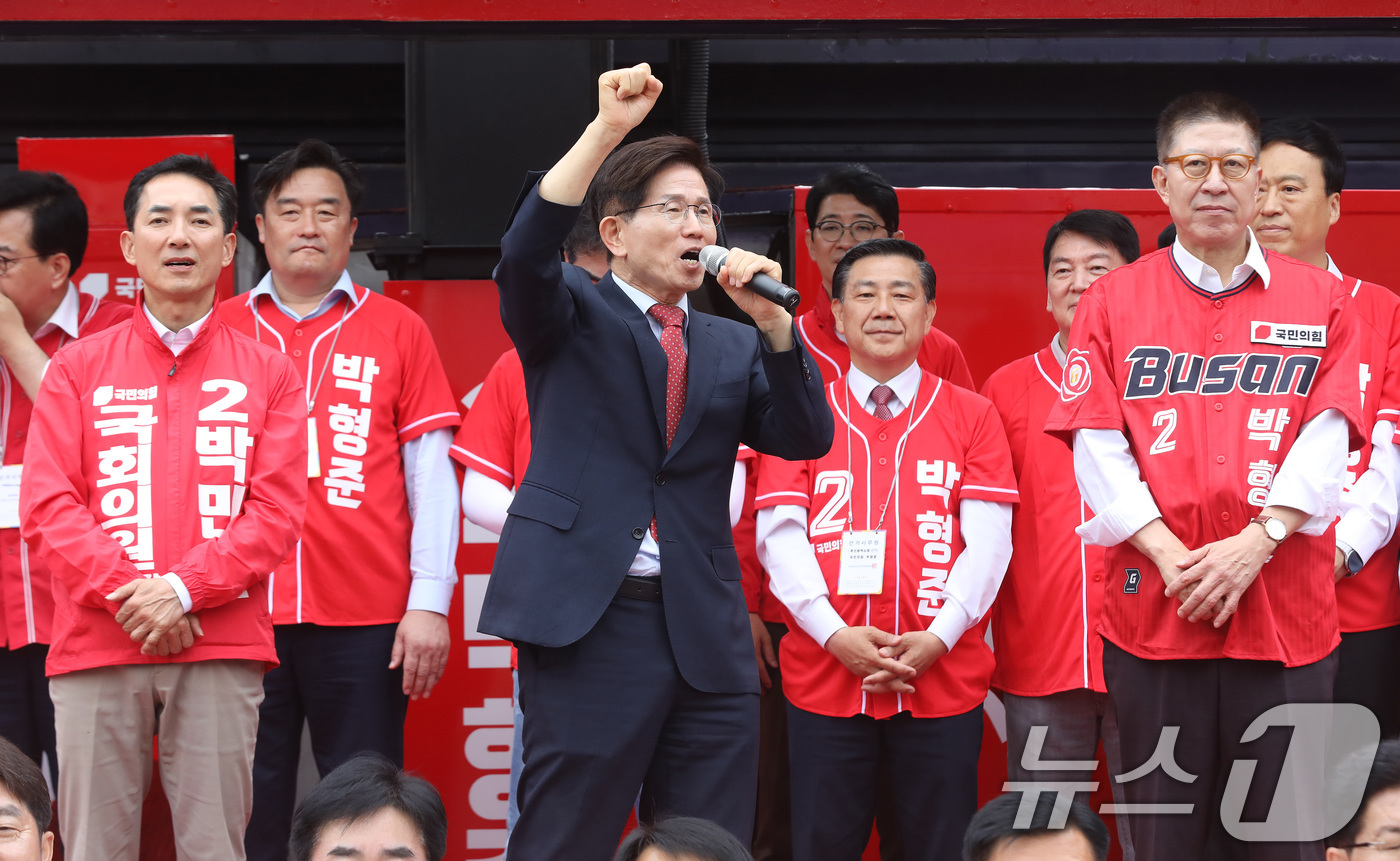 (부산=뉴스1) 윤일지 기자 = 김문수 명예선대위원장이 6·3 지방선거 및 국회의원 재보궐선거 공식 선거운동 첫날인 21일 오후 부산 동구 부산역 광장에서 열린 부산승리 합동 출정 …