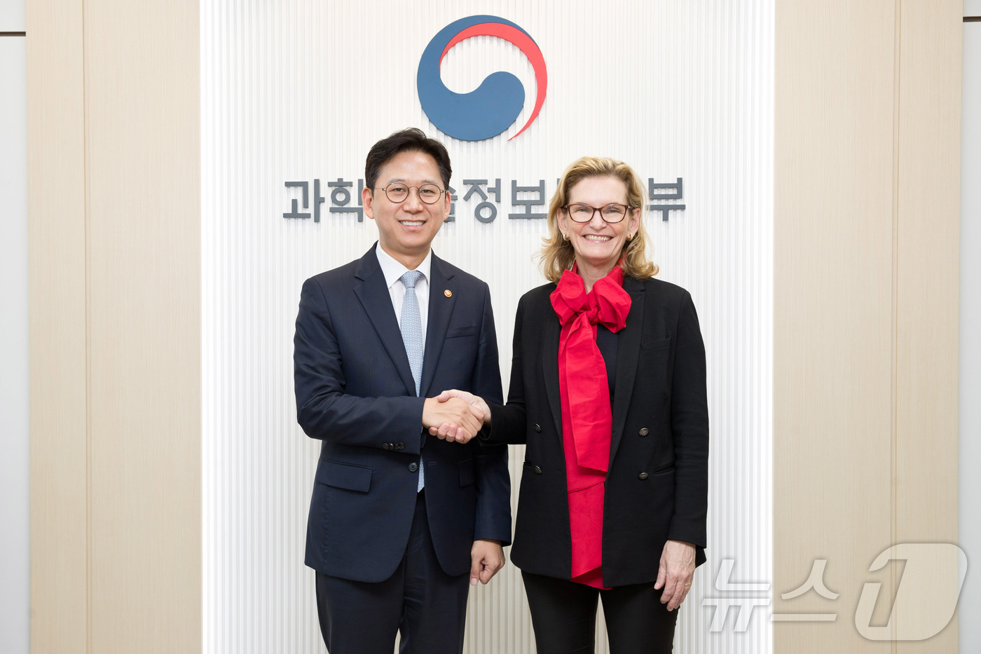 (서울=뉴스1) = 배경훈 부총리 겸 과학기술정보통신부 장관이 21일 오후 서울 종로구 정부서울청사에서 보그단-마틴 국제전기통신연합(ITU) 사무총장과 기념 촬영을 하고 있다. ( …