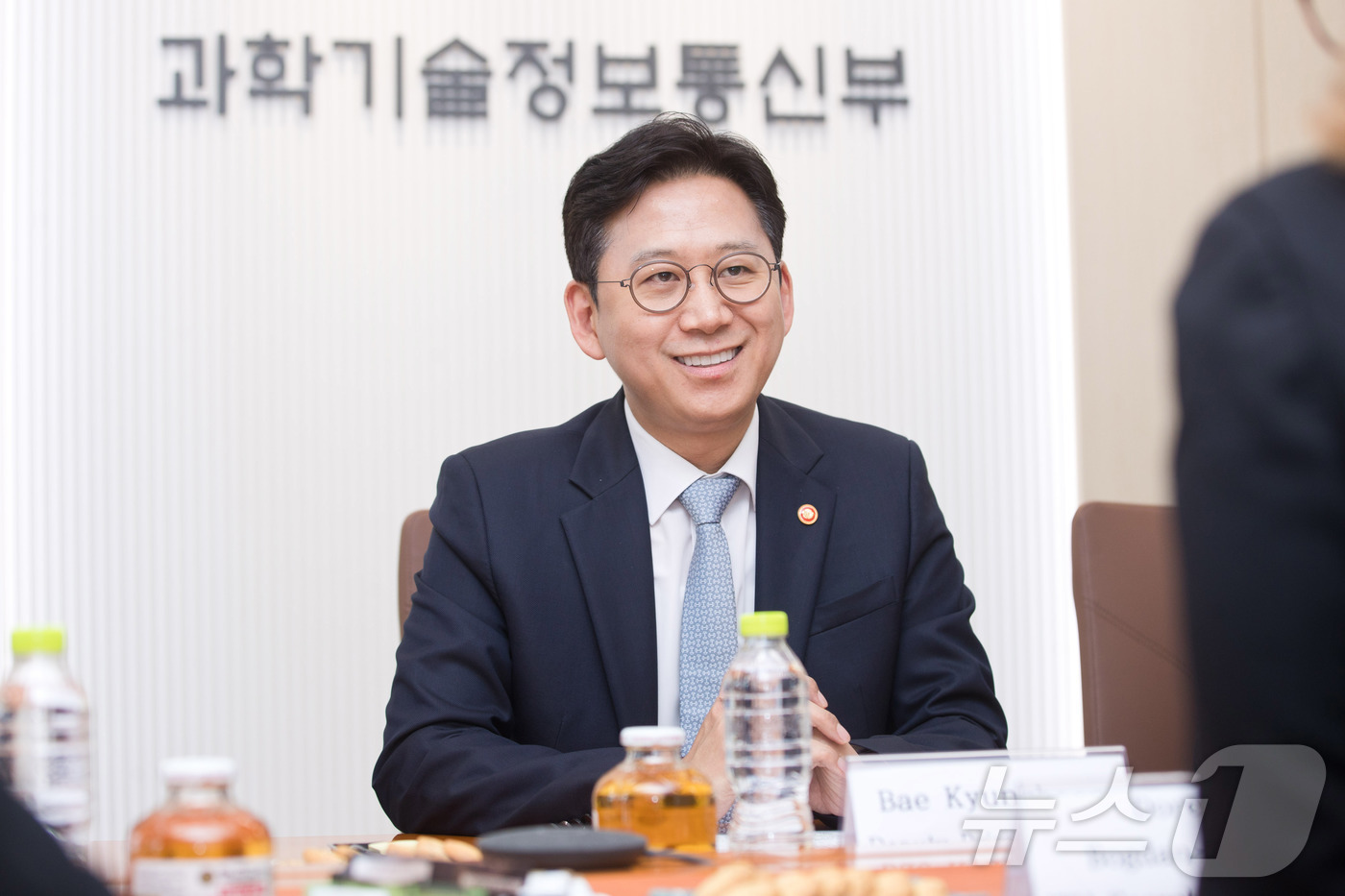 (서울=뉴스1) = 배경훈 부총리 겸 과학기술정보통신부 장관이 21일 오후 서울 종로구 정부서울청사에서 보그단-마틴 국제전기통신연합(ITU) 사무총장과 면담을 하고 있다. (과학기 …
